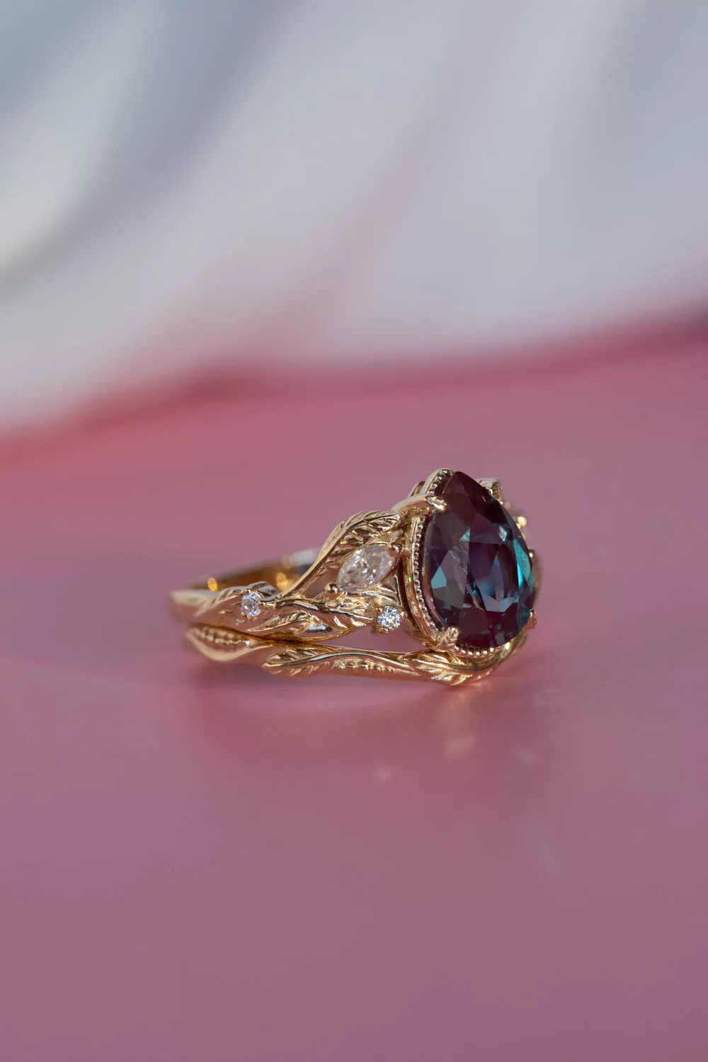 Pear alexandrite leaf bridal ring set, engagement ring set with colour changing gemstone / Patricia